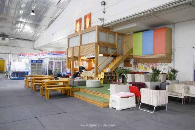 ตรงนี้เป็นร้านขนมและจุดนั่งรอพักในลานสเก็ตน้ำแข็ง อิมพีเรียล เวิลด์ ไอซ์สเก็ตติ้ง (Imperial World Ice Skating) ตรงนี้เป็นร้านขนมและจุดนั่งรอพักในลานสเก็ตน้ำแข็ง อิมพีเรียล เวิลด์ ไอซ์สเก็ตติ้ง (Imperial World Ice Skating)