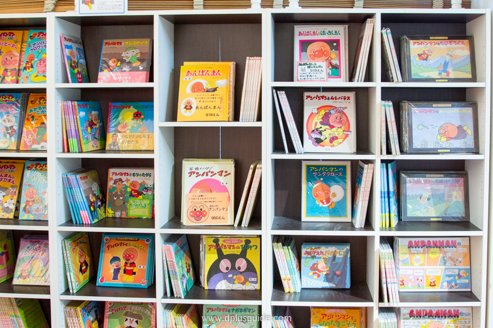 ตู้ตั้งโชว์หนังสือการ์ตูน Anpanman สามารถหยิบอ่านหรือซื้อกลับบ้านได้ เอาใจสาวกอันปังแมนที่ Anpanman Shop เมืองฟุราโนะ