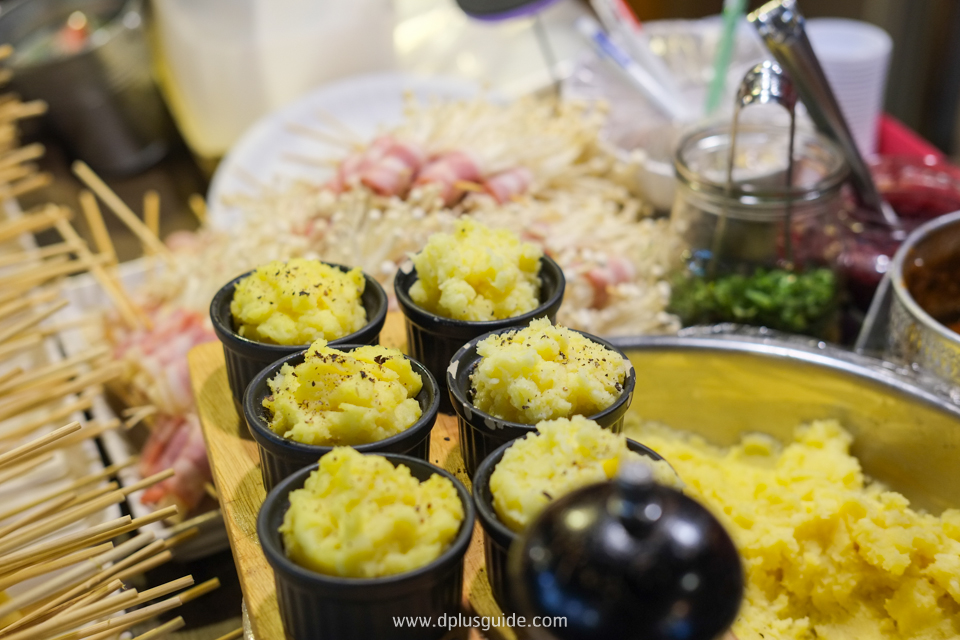 เมนูมันฝรั่งบด ร้าน เชฟตุ๋ย เรนเจอร์ ซี่โครงเมตรเนื้อนุ่มที่ตลาดรถไฟรัชดา เชฟตุ๋ย เรนเจอร์ ซี่โครงเมตรเนื้อนุ่มที่ตลาดรถไฟรัชดา