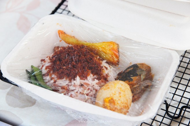 ข้าวนาซิดาแฆ อาหารปักษ์ใต้ อันนี้ข้าวนาซิดาแฆ อาหารปักษ์ใต้ เวลาทานต้องคลุกให้เข้ากันก่อน ได้รสกลมกล่อม เผ็ดพริก หอมกะทิแกง และได้เทกซ์เจอน์กรุบๆ ของ