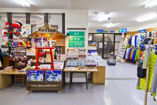 ร้านขายของที่ระลึกจะอยู่ที่ชั้น 3 กระเช้าลอยฟ้า 2 ชั้น Shin Hotaka แห่งแรกและแห่งเดียวในญี่ปุ่น