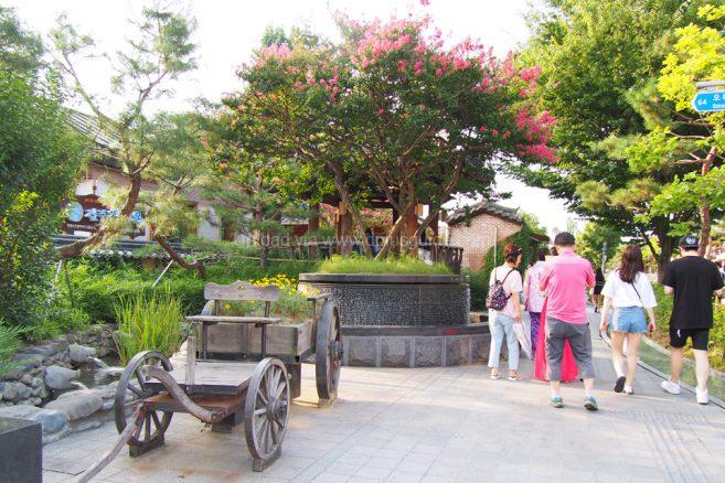บรรยากาศในหมู่บ้าน Jeonju Hanok Village บรรยากาศในหมู่บ้าน Jeonju Hanok Village