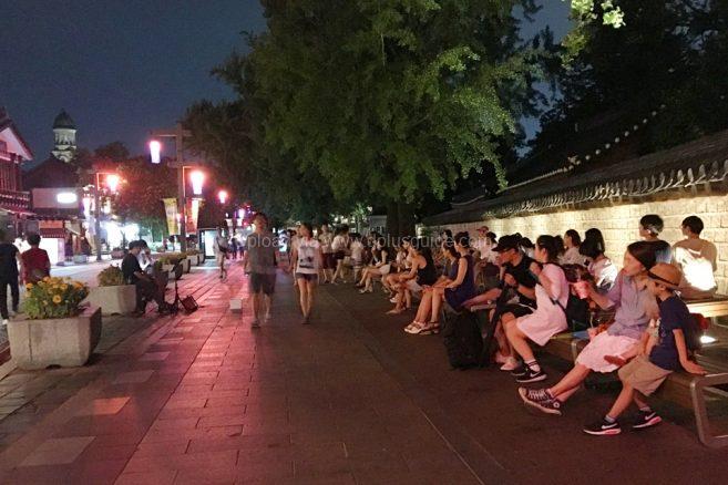 บรรยากาศการชมดนตรียามค่ำคืน Jeonju Hanok Village บรรยากาศการชมดนตรียามค่ำคืน Jeonju Hanok Village