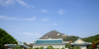 บลูเฮาส์นี้ มีชื่อภาษาเกาหลีว่า ชอง วา แด (청와대: Cheong Wa Dae) ซึ่งแปลว่า “เรือนสีฟ้า” โดยที่นี่เป็นสถานที่ทำงานของประธานธิบดีของเกาหลีใต้