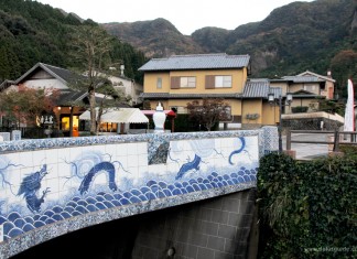 สะพานนาเบะชิมะฮันโย (Nabeshima Hanyo Hashi) สะพานปูกระเบื้องลายคราม แลนด์มาร์กของที่นี่คอยต้อนรับแขกผู้มาเยือน