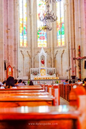 โบสถ์คริสต์ Sacred Heart Cathedral เป็นโบสถ์เก่าแก่ในย่าน Yi de Lu (อี้เต๋อลู่)