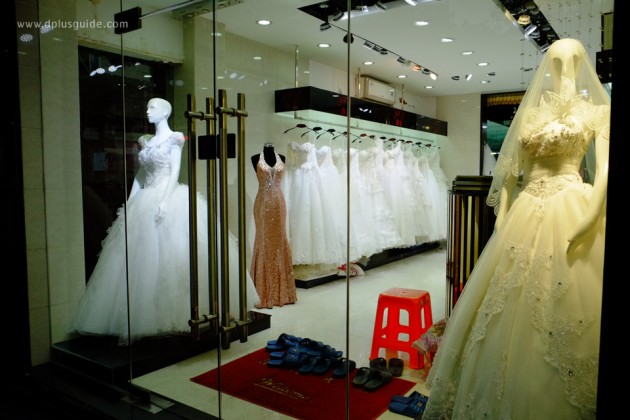 เที่ยวจีน ช้อปสินค้าส่ง ที่กวางโจว ถนน Jiangnan Avenue หรือถนนเจียงหนาน แหล่งรวบรวบร้านค้าประเภทชุดแต่งงาน และชุดราตรี