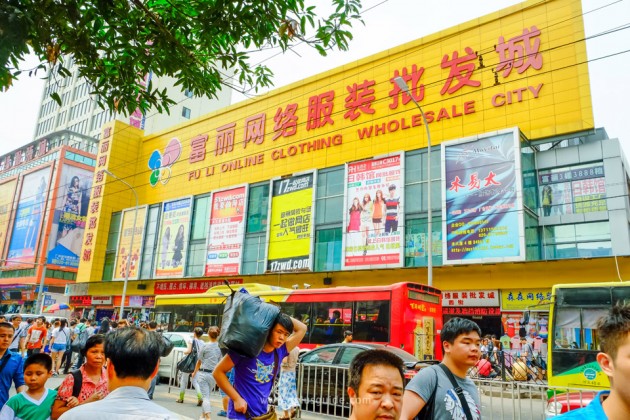 เที่ยวจีน ช้อปสินค้าส่ง ที่กวางโจว ตลาด Shahe (ชาเหอ) ตลาดค้าส่งเสื้อผ้าขนาดใหญ่ติดอันดับ 1 ใน 3 ของกวางโจว