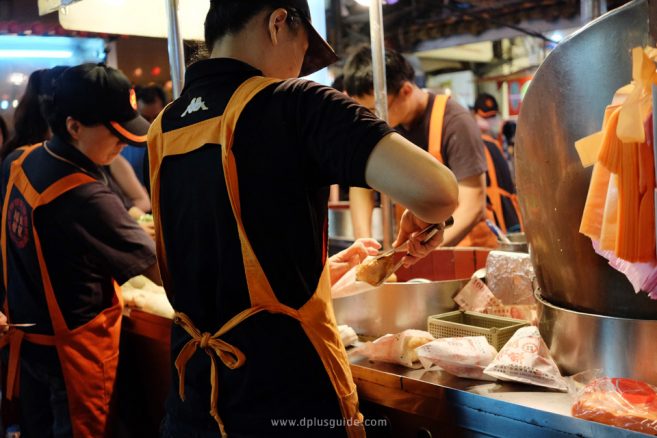 เที่ยวไต้หวัน กินอะไรดี? ซาลาเปาอบ หูเจียวปิ่ง (胡椒餅) หมูหมักซอส - ไทเป