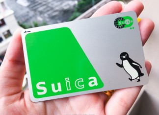 บัตร Suica เป็นหนึ่งในบัตรโดยสาร IC ชนิดเติมเงิน บัตรนี้สามารถใช้ได้ทั่วญี่ปุ่น ทั้งรถไฟ และรถบัสในเขตเมืองโตเกียว