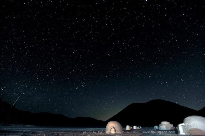 เที่ยวญี่ปุ่นฮอกไกโด บรรยากาศในยามค่ำคืนของบ้านอิกลู (igloo Village) ฤดูหนาว ณ "ทะเลสาบชิคาริเบ็ตสึ (Shikaribetsu Lake Village)" เที่ยวฮอกไกโด ทะเลสาบชิคาริเบ็ตสึ (Shikaribetsu Lake Village) บรรยากาศในยามค่ำคืนของบ้านอิกลู (igloo Village)