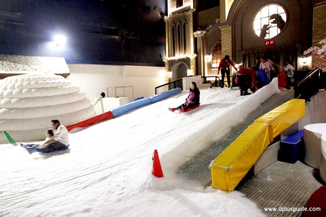 เนินลาดเอียงสำหรับเล่นถาดสไลด์ บริเวณ Snow Playground ลานหิมะเสมือนจริง ตะลุยเมืองหิมะที่ SNOW TOWN ศูนย์การค้าเกตเวย์ เอกมัย ชั้น 5