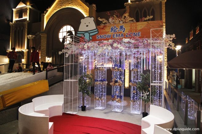 Snow Ema Zone ป้ายเขียนสมบทบริจากจะมีให้ตั่งแต่ตอนซื้อตั๋วเข้า Snow Town Snow Ema Zone ป้ายเขียนสมบทบริจากจะมีให้ตั่งแต่ตอนซื้อตั๋วเข้า Snow Town