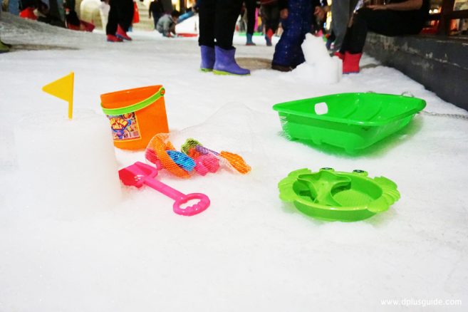 อุปกรณ์เล่นหิมะ มีขายอยู่ในสโนว์ทาวน์ ราคาไม่แรงมาก ตะลุยเมืองหิมะที่ SNOW TOWN ศูนย์การค้าเกตเวย์ เอกมัย ชั้น 5