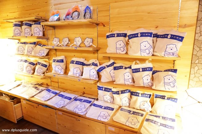 ก่อนกลับสามารถมาแวะซื้อของที่ระลึกจาก Snow Town มีถุงผ้า พัด และอื่นๆให้เลือกสรร ก่อนกลับสามารถมาแวะซื้อของที่ระลึกจาก Snow Town มีถุงผ้า พัด และอื่นๆให้เลือกสรร