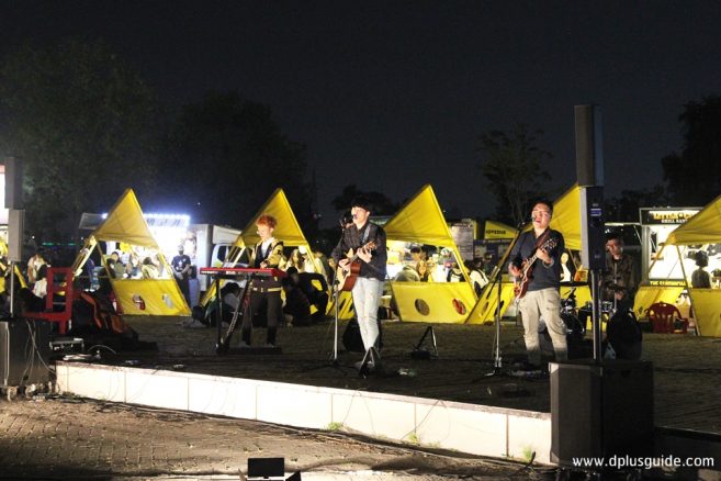 มีการแสดงดนตรีด้วยนะคะ Banpo Romantic Moonlight Market