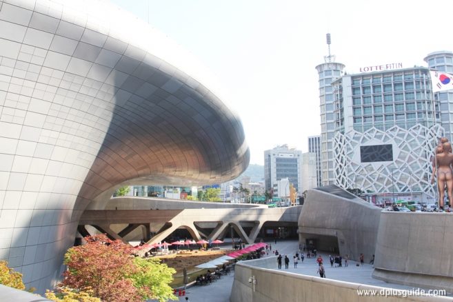 ถึง Dongdaemun Design Plaza แล้ววว Dongdaemun Design Plaza Youth Runway Market