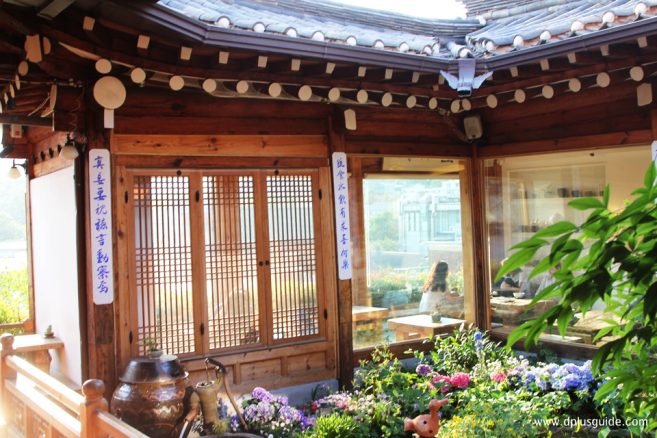 บรรยากาศสวนกลางร้าน TEA GARDEN บรรยากาศสวนกลางร้าน TEA GARDEN