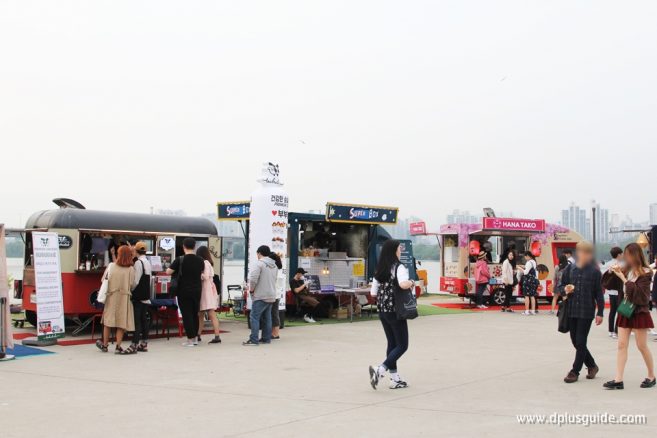 ฟู้ดทรัคน่าทาน ที่ Yeouido World River Market Yeouido World River Market