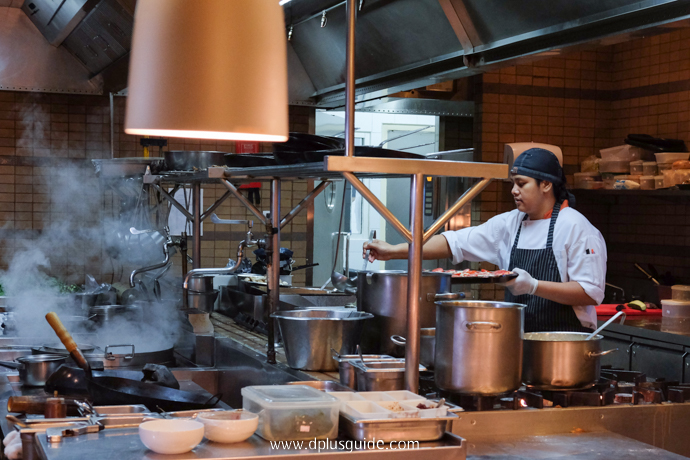 บุฟเฟ่ต์ อาหารนานาชาติ Marriott Buffet เชฟเตรียมอาหารกันอย่างมืออาชีพมากๆ บุฟเฟ่ต์ อาหารนานาชาติ Marriott Buffet
