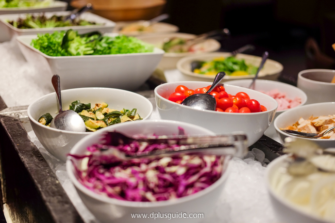 สลัดบาร์ รวมผักสีสันสดใส ความสดกรอบมาเป็นที่หนึ่ง ที่บุฟเฟ่ต์ อาหารนานาชาติ Marriott Buffet บุฟเฟ่ต์ อาหารนานาชาติ Marriott Buffet