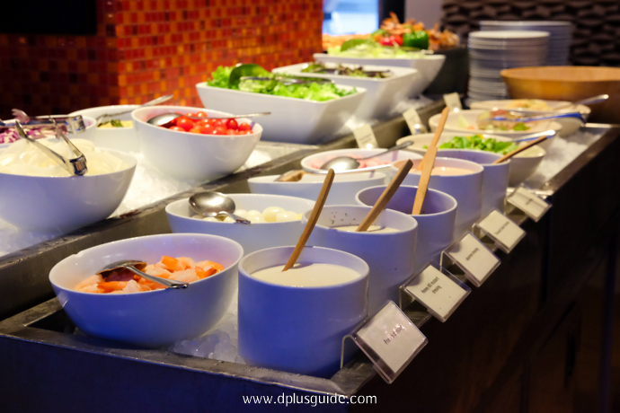 เคาน์เตอร์สลัดบาร์ให้คุณได้เลือกอย่างหลากหลาย ที่บุฟเฟต์อาหารนานาชาติ Marriott Buffet บุฟเฟต์อาหารนานาชาติ Marriott Buffet