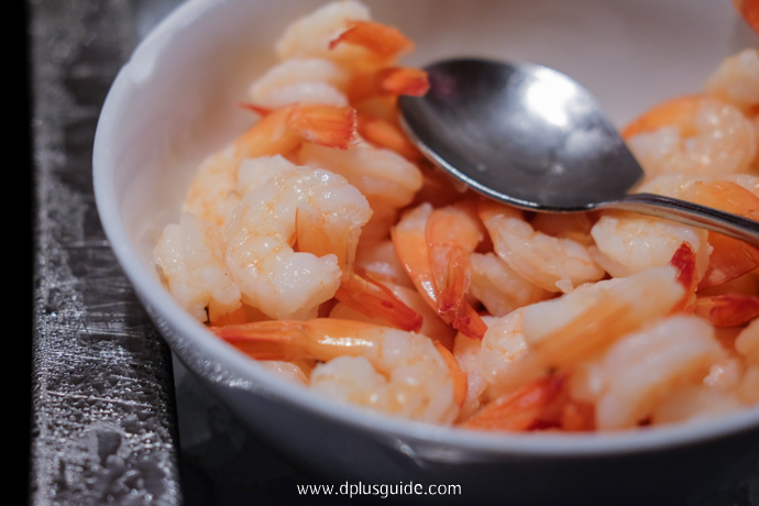 กุ้งต้มสุกสำหรับใส่เป็นท็อปปิ้งบนจานสลัดให้ดูมีสีสันน่ารับประทาน ที่บุฟเฟ่ต์นานาชาติ Marriott Buffet บุฟเฟ่ต์นานาชาติ Marriott Buffet