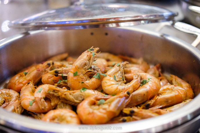 เมนู Garlic and Chili Flavored Prawns ที่บุฟเฟ่ต์นานาชาติ Marriott Buffet บุฟเฟ่ต์อาหารนานาชาติ Marriott Buffet