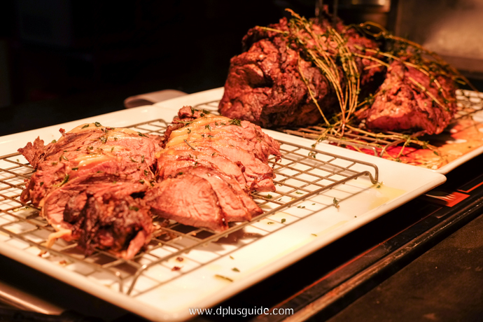 เมนู Roasted Rib Eye of Beef with Roasted Potatoe บุฟเฟ่ต์อาหารนานาชาติ Marriott Buffet บุฟเฟ่ต์อาหารนานาชาติ Marriott Buffet