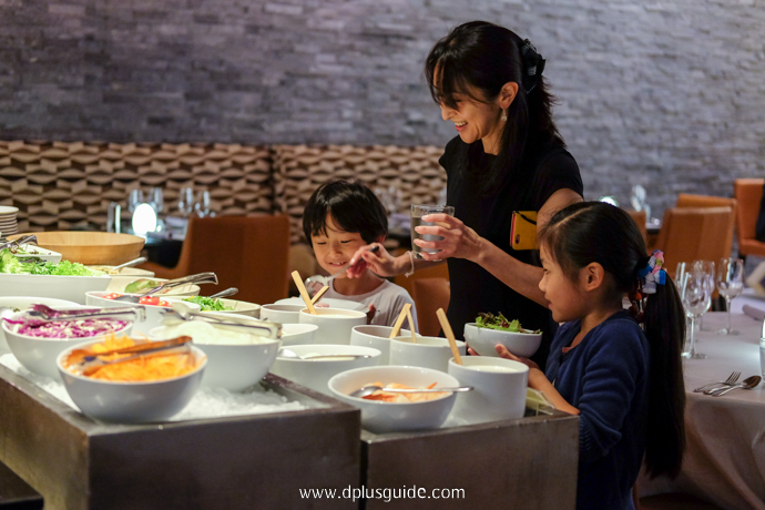 โซนสลัดบาร์ ที่บุฟเฟ่ต์นานาชาติ Marriott Buffet บุฟเฟ่ต์อาหารนานาชาติ Marriott Buffet