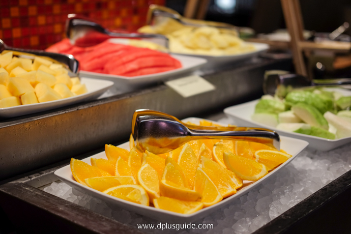 Assorted Fresh Fruit บุฟเฟ่ต์อาหารนานาชาติ Marriott Buffet บุฟเฟ่ต์อาหารนานาชาติ Marriott Buffet