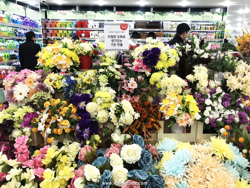 สามารถเลือกดอกไม้มาจัดช่อได้เองนะคะ ชั้นที่ 4 ร้าน Daiso สาขาเมียงดง สามารถเลือกดอกไม้มาจัดช่อได้เองนะคะ ชั้นที่ 4 ร้าน Daiso สาขาเมียงดง