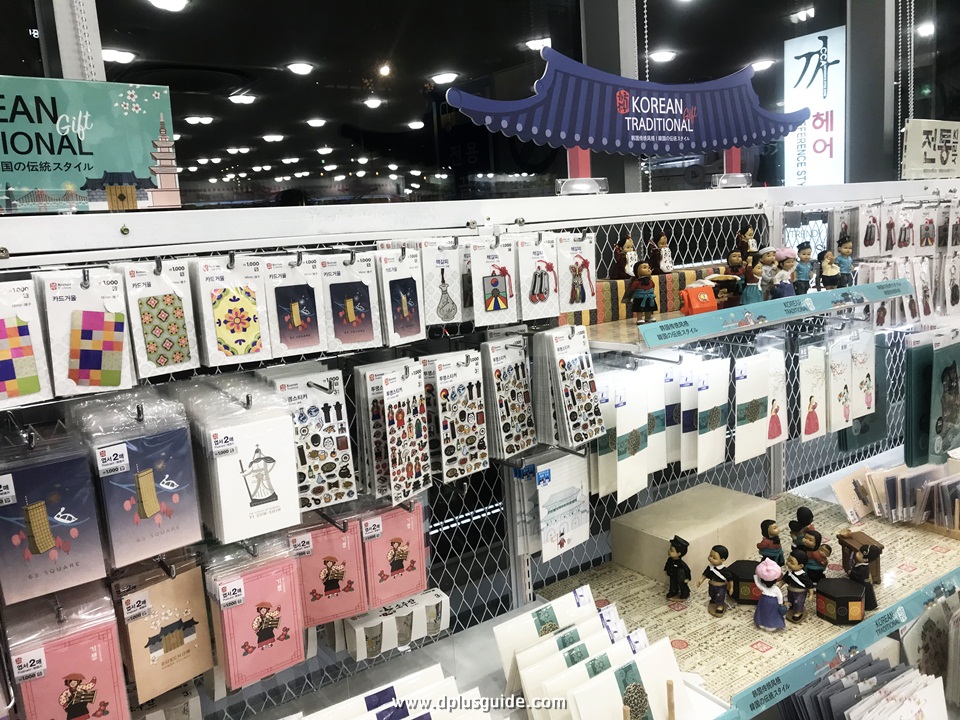 สติ๊กเกอร์, กระจก และที่คั่นหนังสือ แนะนำให้ซื้อเป็นของที่ระลึกนะคะ ชั้นที่ 2 ร้าน Daiso สาขาเมียงดง สติ๊กเกอร์, กระจก และที่คั่นหนังสือ แนะนำให้ซื้อเป็นของที่ระลึกนะคะ ชั้นที่ 2 ร้าน Daiso สาขาเมียงดง