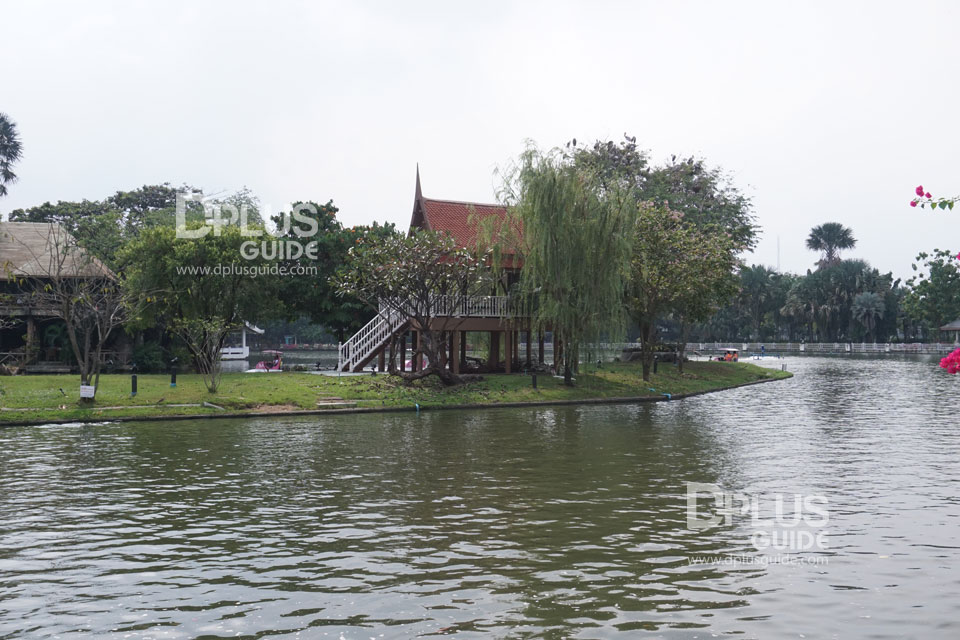 ศาลาทรงไทยกลางสระน้ำของสวนสัตว์ดุสิตเคยเป็นที่ประทับพักผ่อนพระราชอิริยาบถของรัชกาลที่ 5 ศาลาทรงไทยกลางสระน้ำของสวนสัตว์ดุสิตเคยเป็นที่ประทับพักผ่อนพระราชอิริยาบถของรัชกาลที่ 5