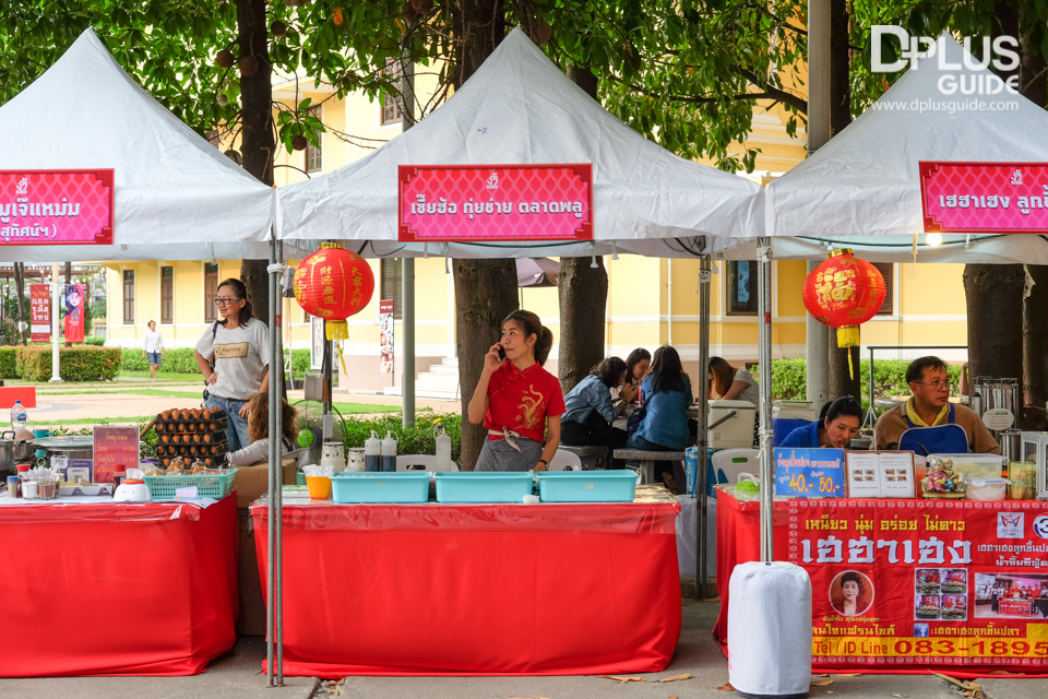 ซุ้มขายอาหารภายในงานมีให้เลือกทานเยอะเลย