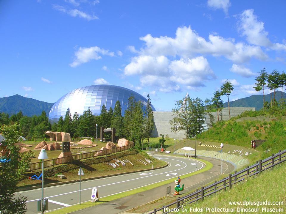 มุมกว้างก่อนเข้าพิพิธภัณฑ์ไดโนเสาร์จังหวัดฟุกุอิ Fukui Prefectural Dinosaur Museum มุมกว้างก่อนเข้าพิพิธภัณฑ์ไดโนเสาร์จังหวัดฟุกุอิ Fukui Prefectural Dinosaur Museum