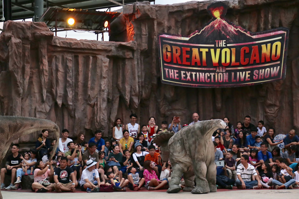บริเวณลานแสดง โซนที่ 5 THE GREAT VOLCANO & THE EXTINCTION LIVE SHOW บริเวณลานแสดง โซนที่ 5 THE GREAT VOLCANO & THE EXTINCTION LIVE SHOW