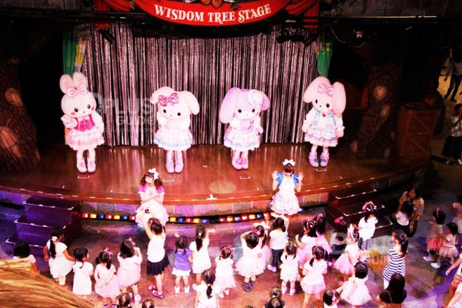 บรรยากาศด้านในซานริโอ พูโรแลนด์ (Sanrio Puroland) บรรยากาศด้านในซานริโอ พูโรแลนด์ (Sanrio Puroland)
