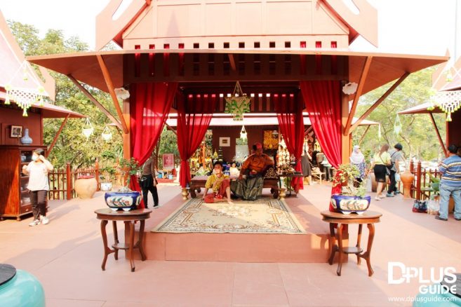 ขุนช้าง บนเรือนขุนช้าง หมู่บ้านภาคกลาง "สุขกลางใจ ใกล้แค่เอื้อม Central Region Village" งานเทศกาลเที่ยวเมืองไทย 2018 บรรยากาศหมู่บ้านภาคกลาง "สุขกลางใจ ใกล้แค่เอื้อม Central Region Village"