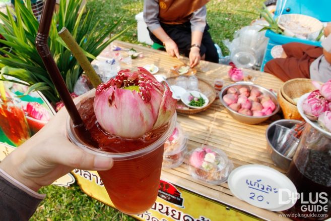 ชิมน้ำดอกบัว บูธตลาดย้อนยุคบ้านระจัน จาก จ. สิงห์บุรี ชิมน้ำดอกบัว บูธตลาดย้อนยุคบ้านระจัน จาก จ. สิงห์บุรี