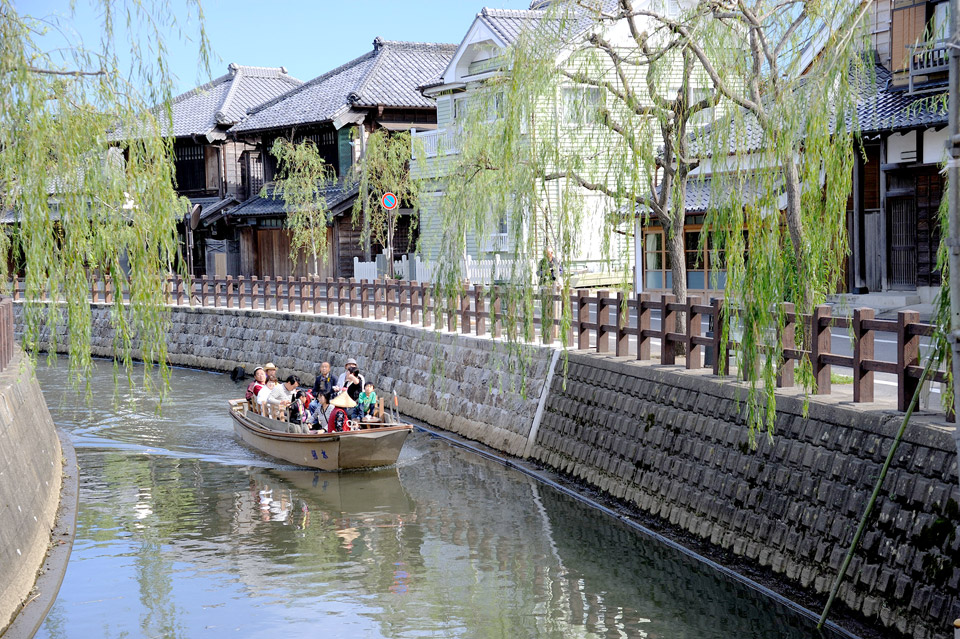 ล่องเรือชมความงามของบ้านเรือสมัยโบราณ ล่องเรือชมความงามของบ้านเรือสมัยโบราณ