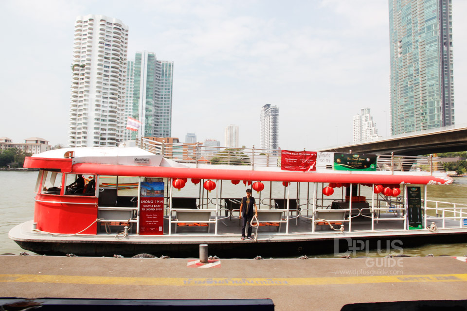 เรือ Shuttle Boat ของล้ง 1919 จะประดับด้วยโคมไฟจีน