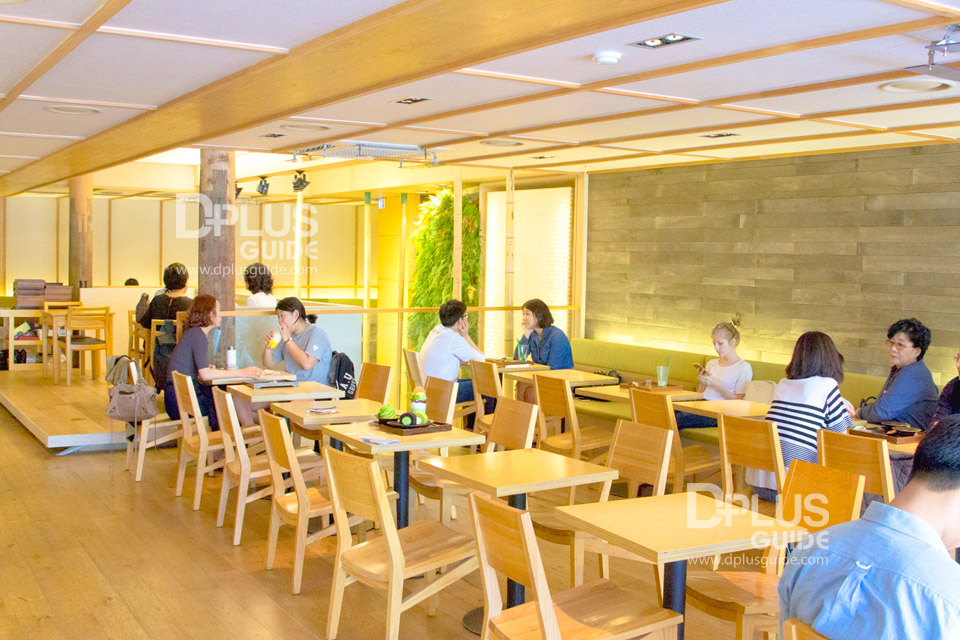 บริเวณชั้น 2 ร้าน OSULLOC TEA HOUSE (โอซอลล็อค ที เฮาส์) บริเวณชั้น 2 ร้าน OSULLOC TEA HOUSE (โอซอลล็อค ที เฮาส์)
