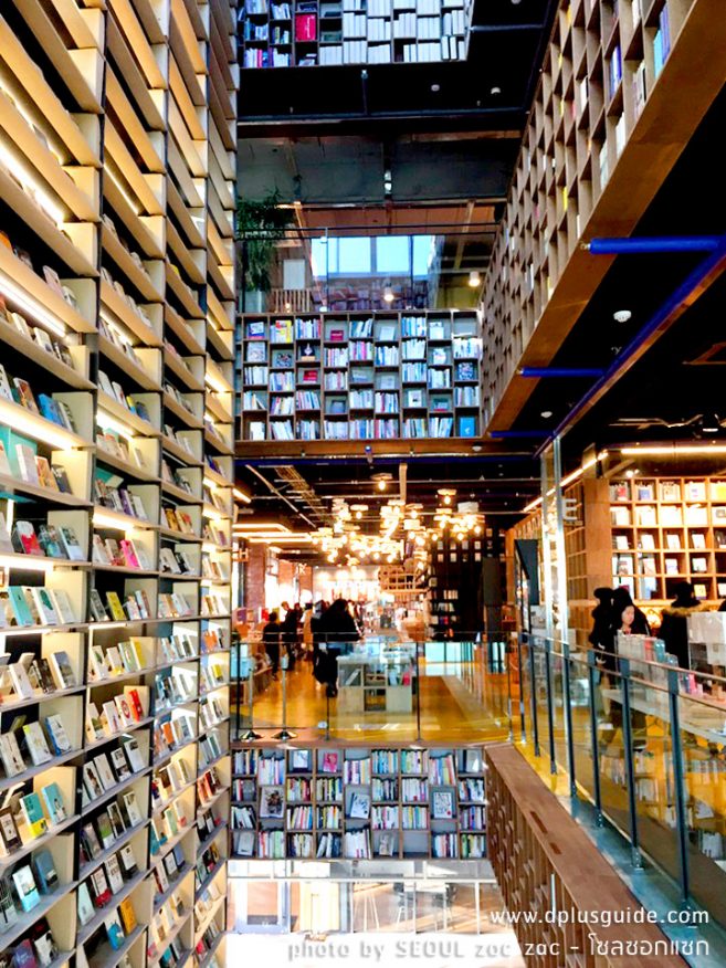 ชั้นหนังสือสูงใหญ่ตระการตาของร้าน Book' Park ที่โซล เกาหลีใต้