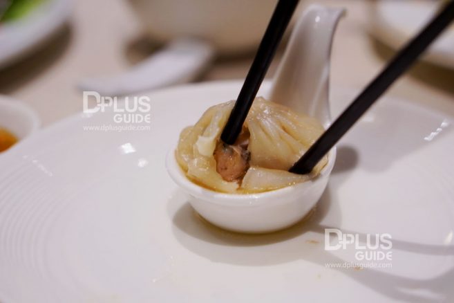 ด้านในเสี่ยวหลงเปาไส้น้ำซุป ด้านในเสี่ยวหลงเปาเนื้อแน่น น้ำซุปอร่อยมากกก แต่ระวังร้อนนะ