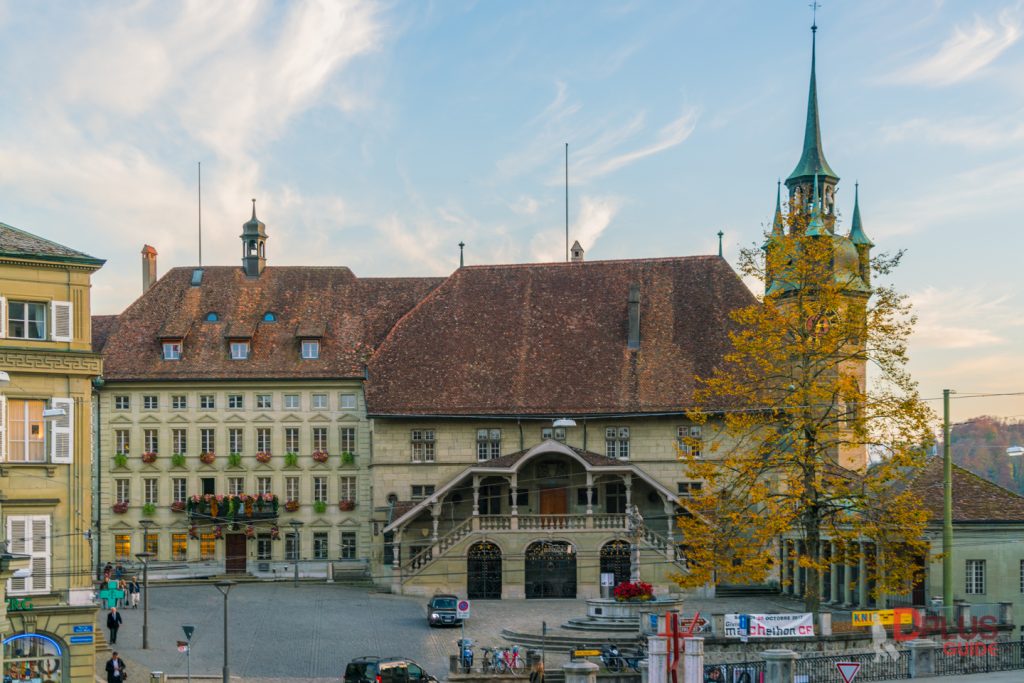 ศาลาว่าการเมือง Fribourg อยู่ใกล้กับมหาวิหารเว็นต์นิโคลัส
