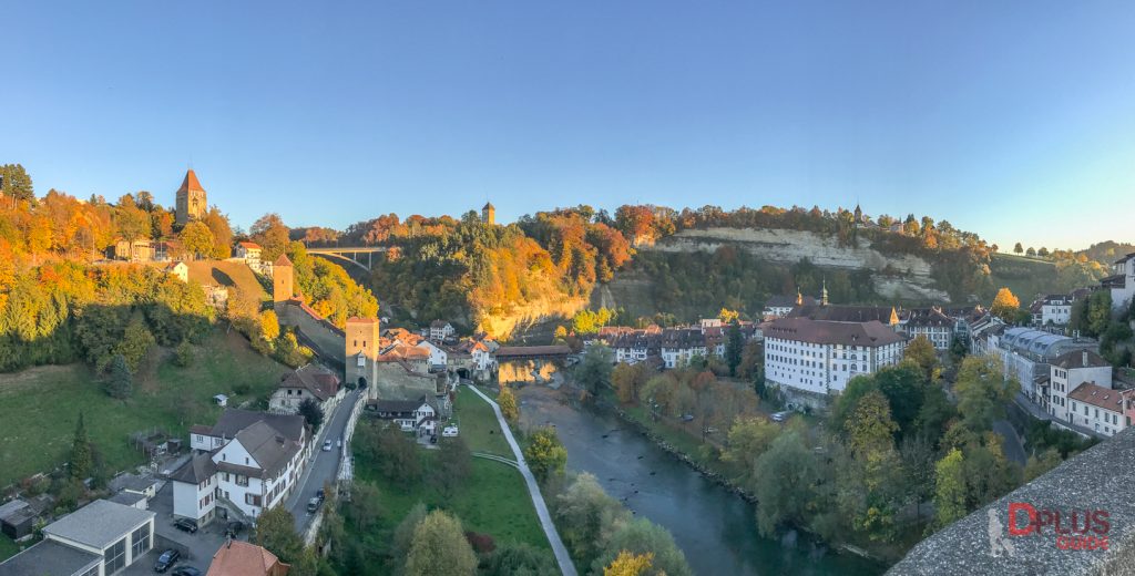 ตัวเมือง Fribourg มองจากสะพาน Pont de Zaehringen ไปจนสุดคุ้งน้ำและหน้าผาฝั่งตรงข้าม