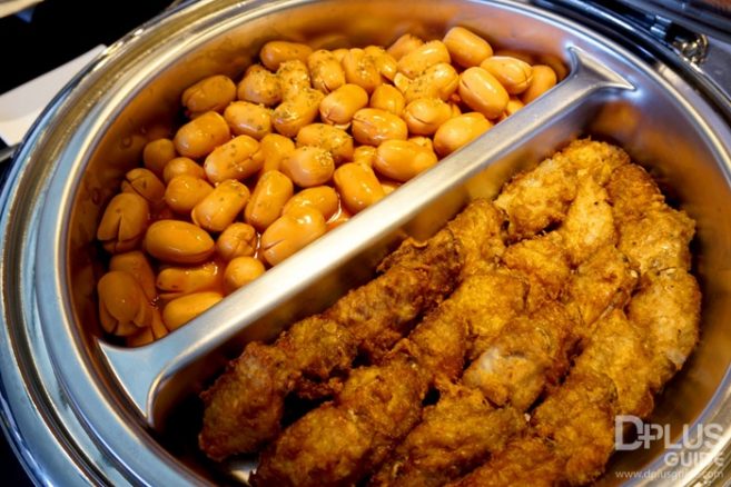 ไส้กรอกทอด และไก่ทอด ไส้กรอกทอด และไก่ทอด อาหารที่มีบริการใน MIRACLE LOUNGE มิราเคิล เลานจ์