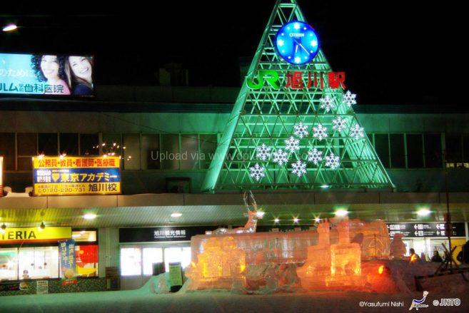 ตรงบริเวณหน้าสถานี JR Asahikawa ก็มีการแกะสลักน้ำแข็ง รวมไปถึงการประดับไฟในยามค่ำคืน ตรงบริเวณหน้าสถานี JR Asahikawa ก็มีการแกะสลักน้ำแข็ง รวมไปถึงการประดับไฟในยามค่ำคืน