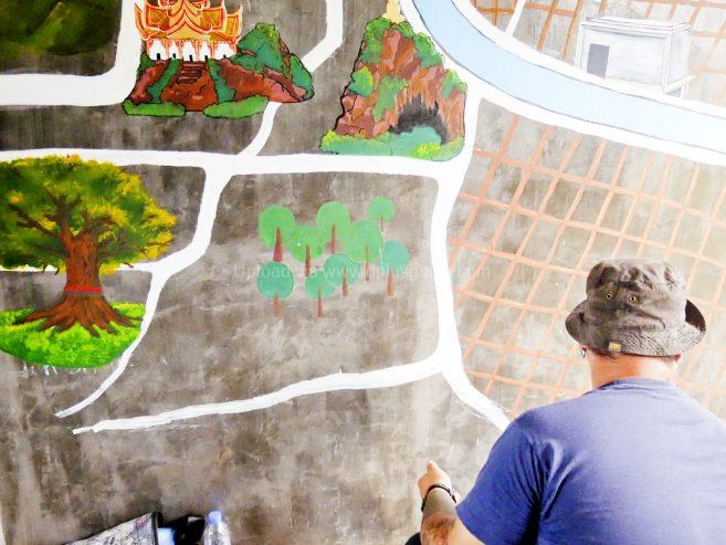 ช่วงที่แอดไป ช่างกำลังวาดภาพสถานที่ท่องเที่ยวในกาญจบุรี